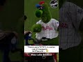 ¡ERROR! Nadie toca el motor de la leyenda de Filadelfia. 🚫🚜#MLB #Béisbol #Humor #Filadelfia
