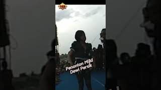 Aksi penonton Ke dewi Persik