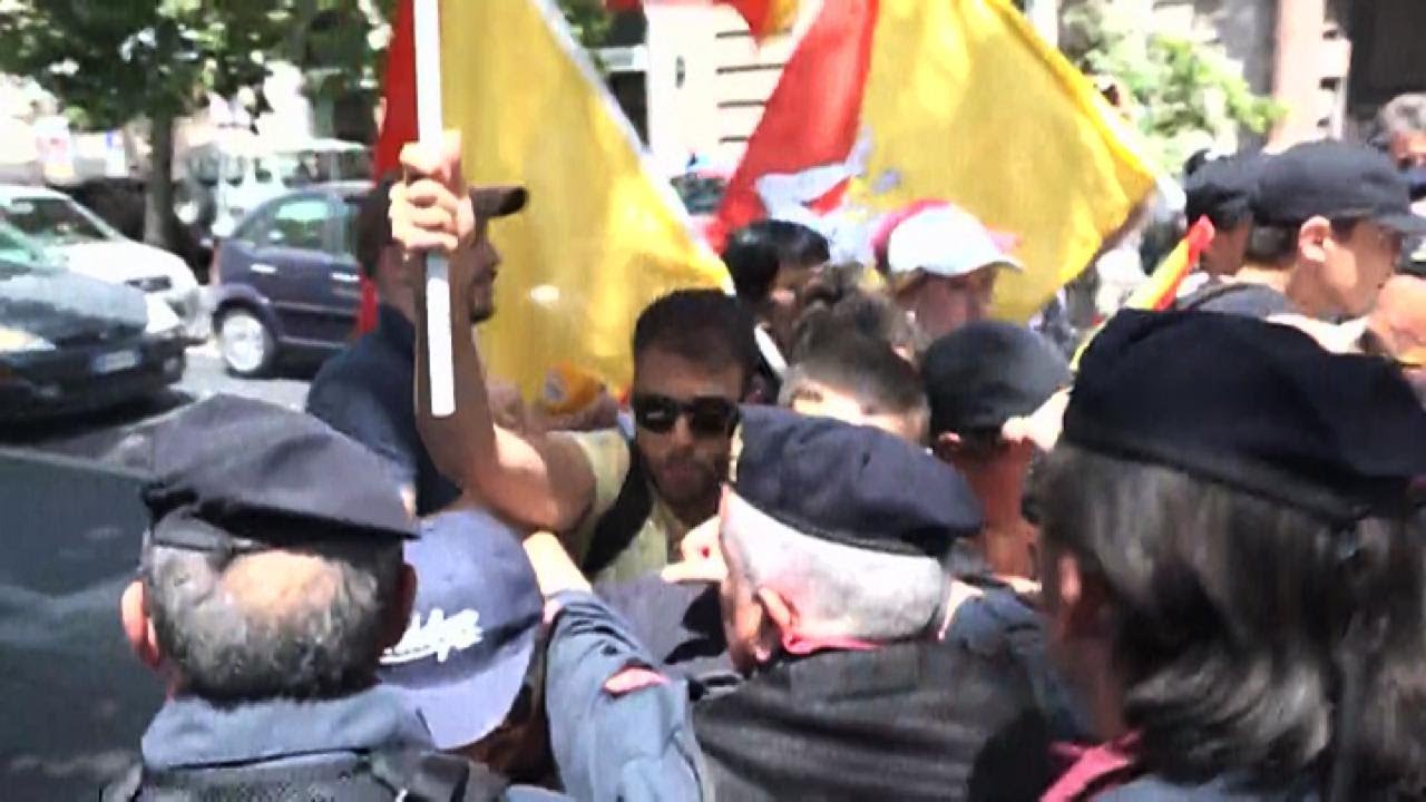 Catania, Salvini contestato da un piccolo gruppo di manifestanti dei centri sociali