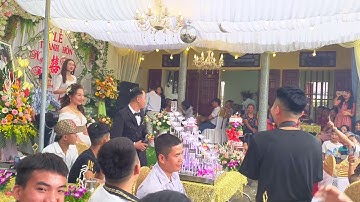 Tháp ly + đá khói + sâm panh+ bánh cưới + pháo điện...