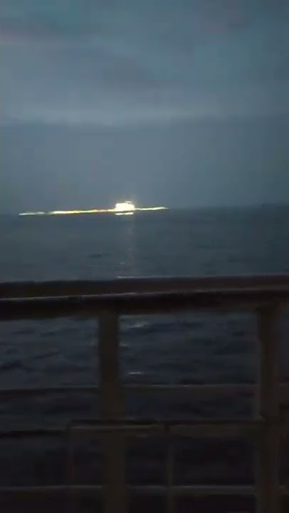 keindahan laut di malam hari