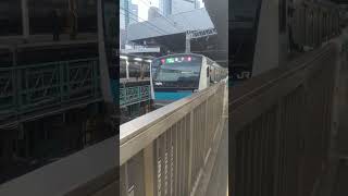 新橋駅｜京浜東北線（JR東日本E233系電車）各駅停車 磯子駅行の到着と発車（東京都港区）Keihin Tohoku Line Shimbashi Station Tokyo JAPAN TRAIN