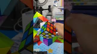 El sol soporte de cubos con el cubo snake.