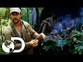 Joe usa nido de termitas para hacer fuego en la selva | Desafío x 2 | Discovery Latinoamérica