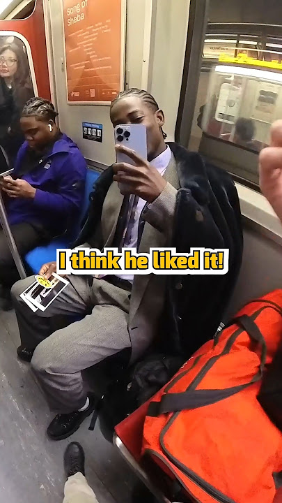 Two surprises at once 😁💛#happy2find #candidphoto #wholesome #subwayart #happiness #streetphoto