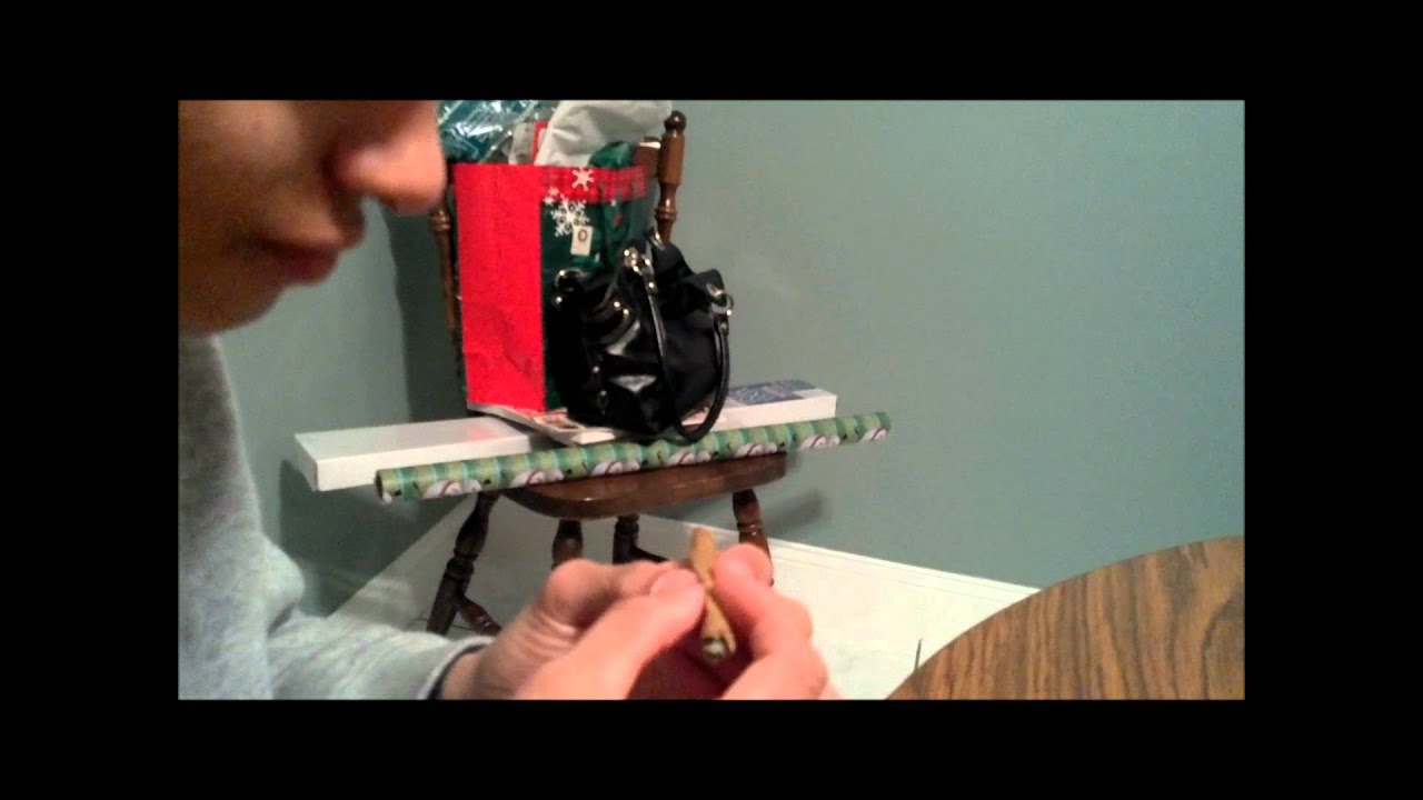 Dutchmaster shows how to roll a blunt