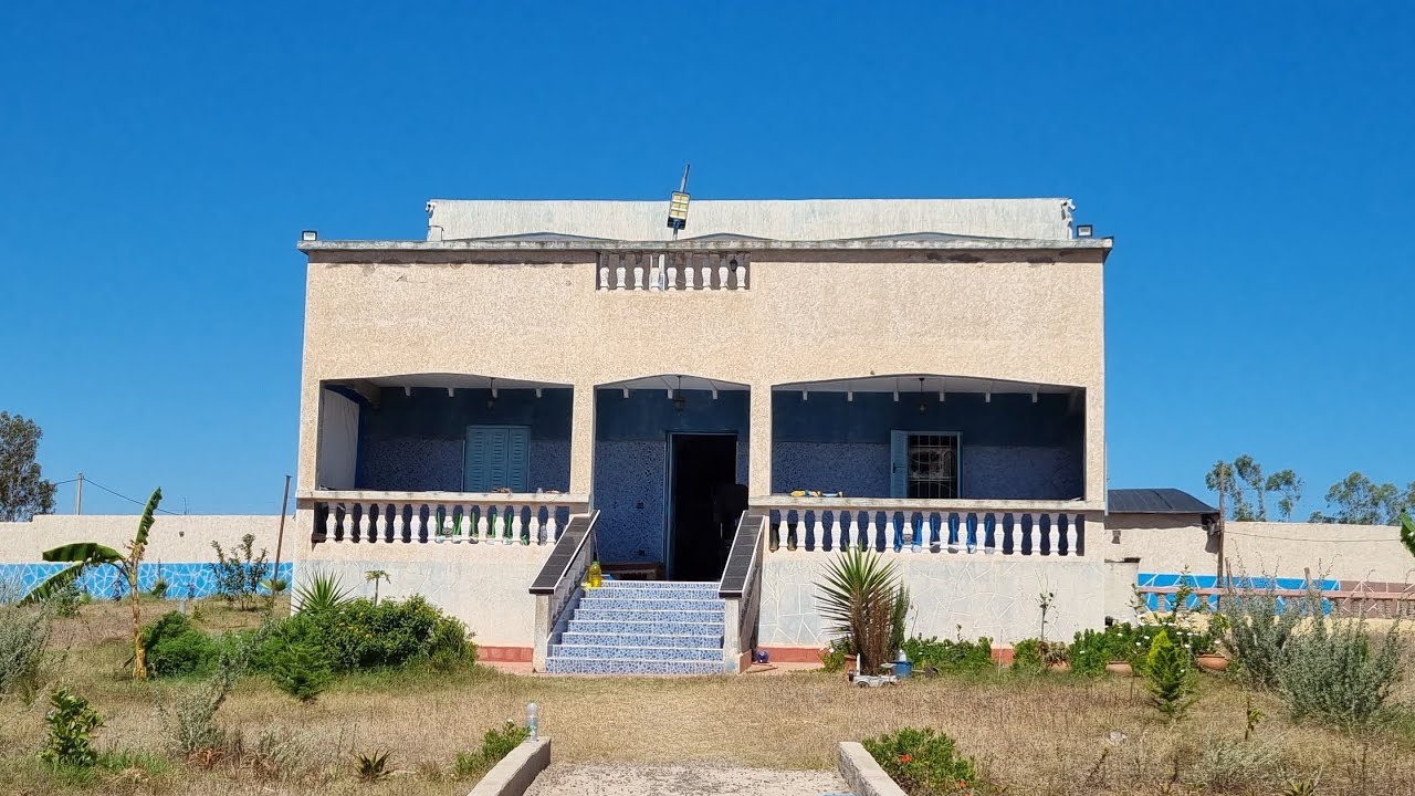 فيرمة جميلة قرب أزمور والجديدة مجهزة بالمنزل والماء والكهرباء والبئر وأشجار مثمرة 0673426191