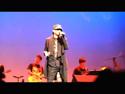 蔡楓華 「是又怎樣」2柴灣青年廣場迷你演唱會 21-10-2011.avi