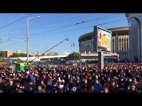 Moskova'da Bayram Namazı için yine 100 bini aşkın insan toplandı