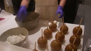 HOW TO MAKE MICKEY MOUSE CANDY APPLES by TheBoatBoy 18 views 1 month ago 3 minutes, 33 seconds