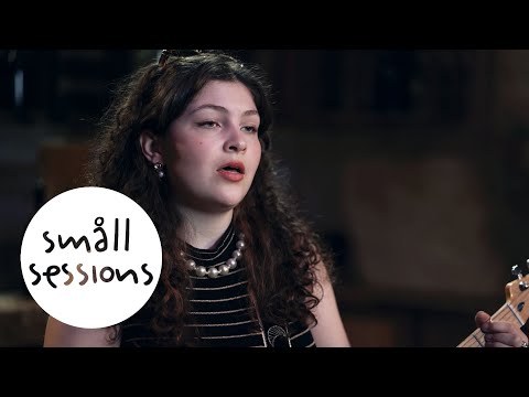 Cosma Joy - The Loneliest Thing (live) | Småll Sessions