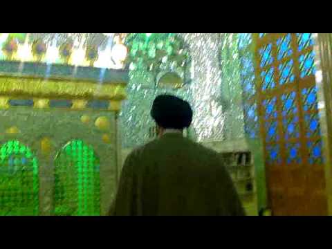 السيد محسن الحيدري يقوم في تنظيف ضريح السيد موسى المبرقع ابن الإمام الجواد في قم المقدسة عام 2011