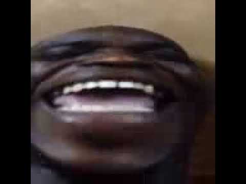 رجل يضحك على وجهة Youtube