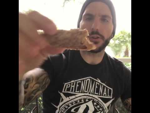 Fun Sized Review: Kashi's Almond Snickerdoodle Chewy Nut Butter Bar