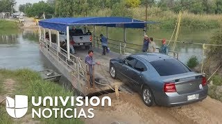 Así es el viaje en un ferri que cruza pasajeros y vehículos desde ambos lados de la frontera