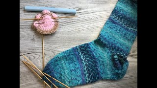 靴下の仕上げをしながら、おしゃべりしています