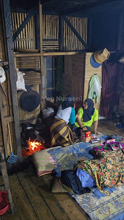 tengah malam Jumat Kliwon saat tidur nyenyak di dapur kampung dekat kuburan
