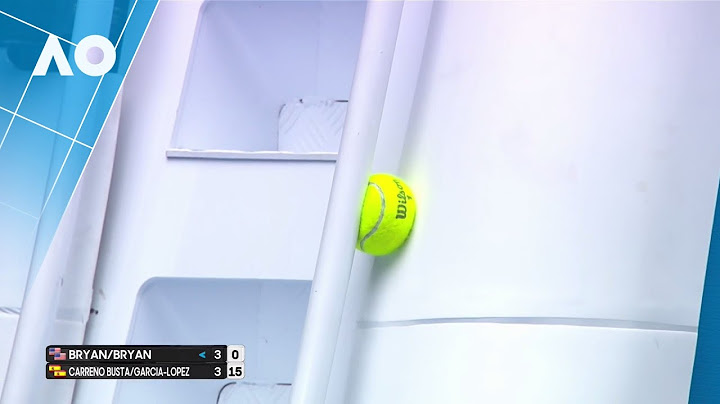 Ball stuck in umpires chair, ballkid saves the day | Australian Open