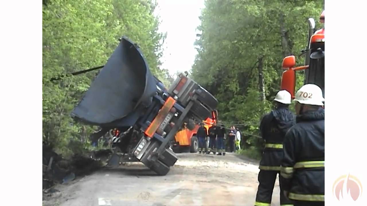 Asfaltsbil välte på Lv700 vid Björklinge