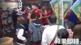 煙火正面射陣頭 西螺廟會打到濺血 煙火正面射陣頭 西螺廟會打到濺血