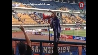 Wow! Anak Kecil Jadi Konduktor Untuk Panser Biru