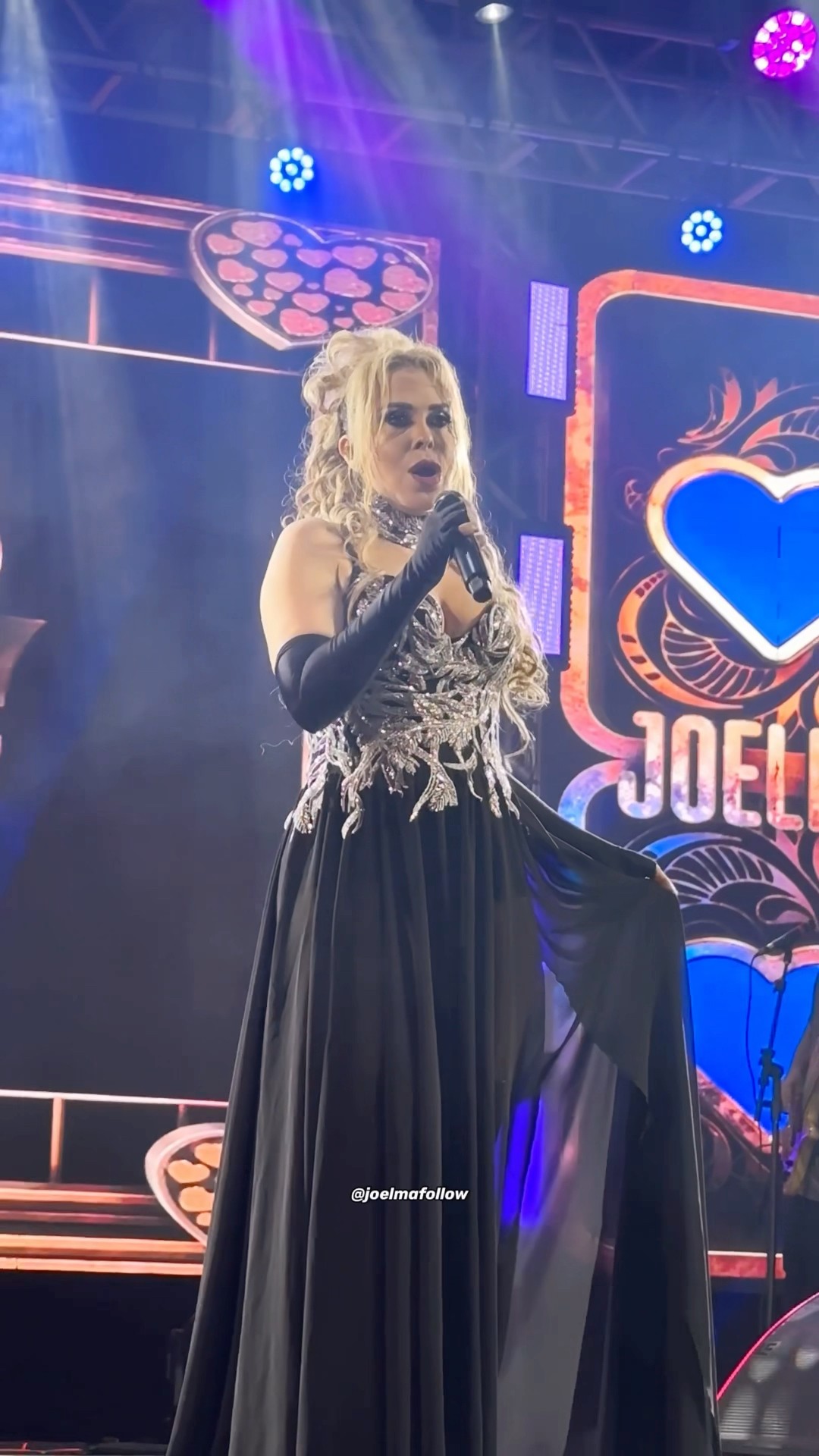 Joelma soltando toda a sua voz ao som de Deixa eu Sonhar