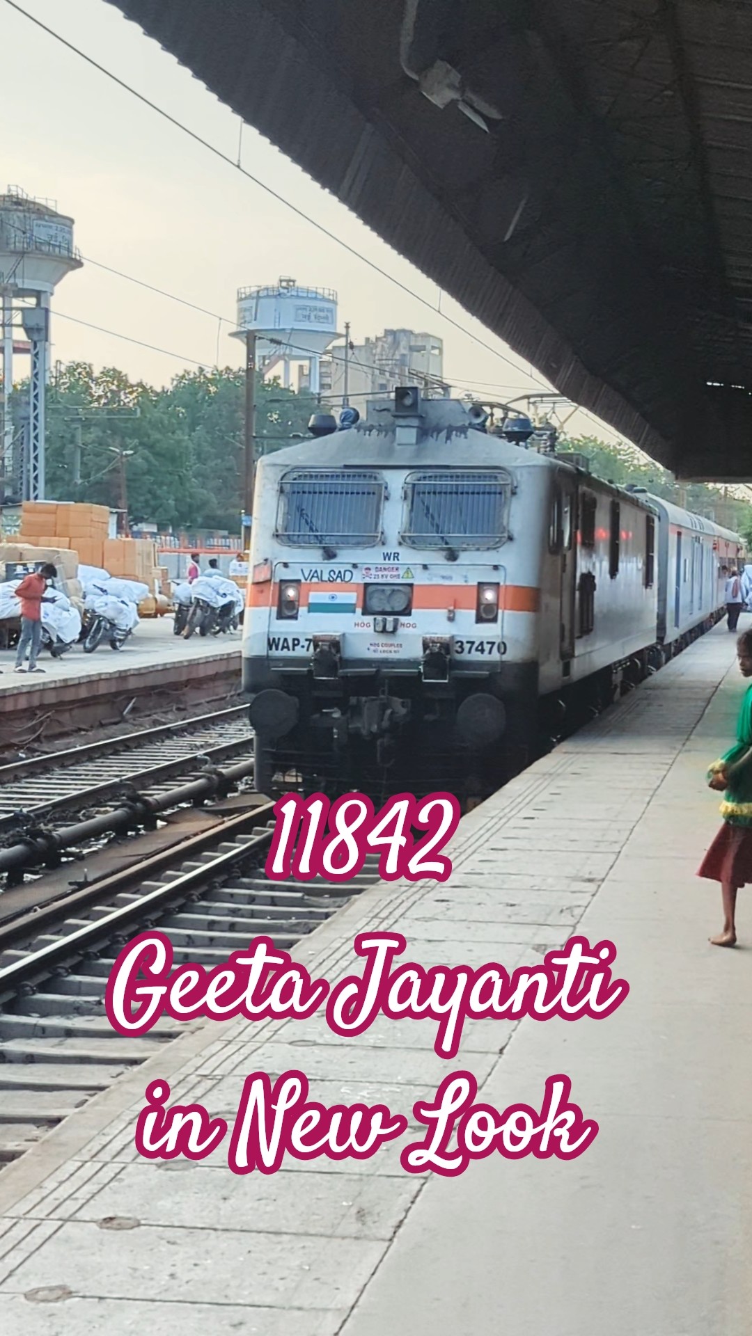 11842 Gita Jayanti Express in New Livery #train #railtrack