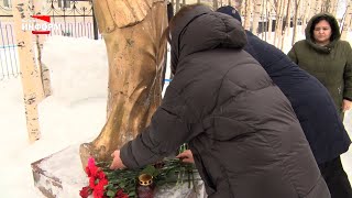 Пытьяхцы несут цветы к памятнику Матери