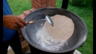 видео Как прокалить чугунную сковороду или казан
