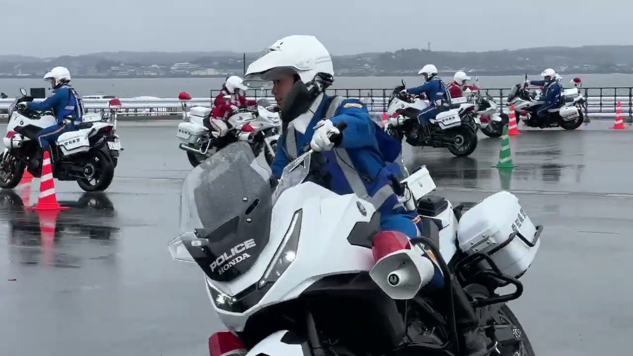白バイに学ぶコーナリング：パイロンスラローム（名古屋モーターサイクルショー：愛知県警　バイクの曲がり方