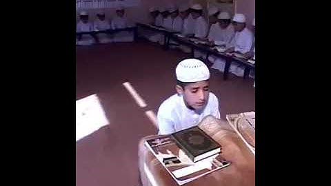 الطفل الأفغاني يقرأ القرآن الكريم بصوت جميل