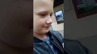 какой то чудик ко мне подошёл и начал меня обзывать разберитесь полиция