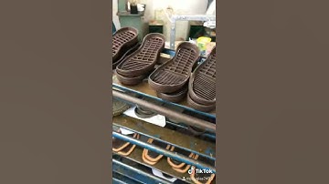 Fabrica de calçados em Franca colando a sola