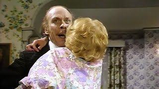 George & Mildred - S05E04: A Driving Ambition (1979)