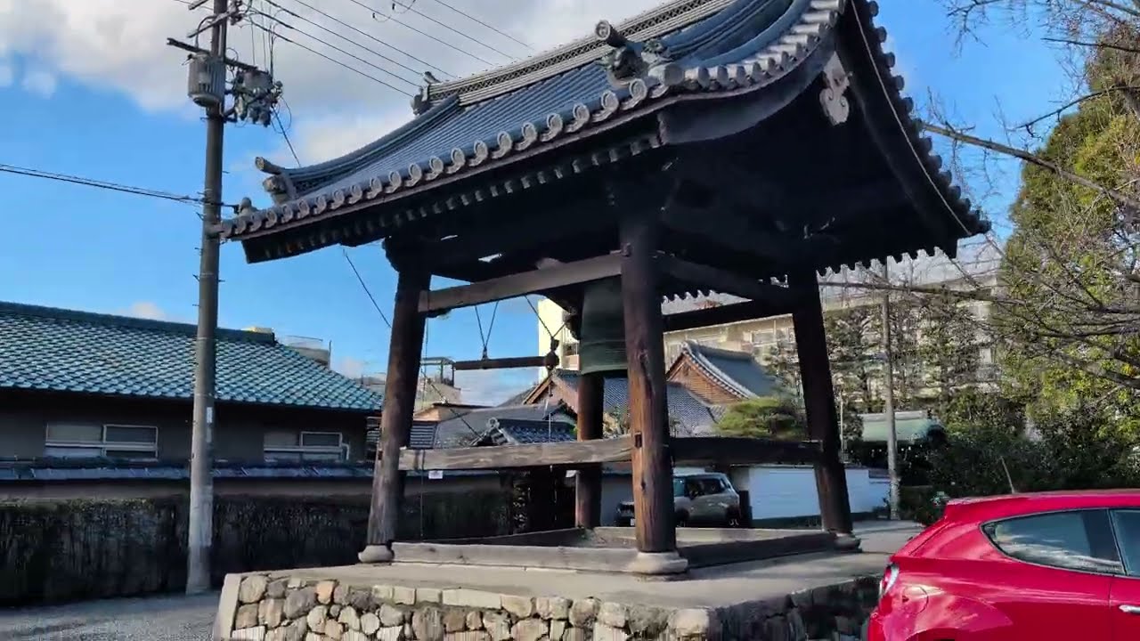Walking into the courtyard of Chōmyō-ji Temple, Kyoto, Japan, 2025-12-18