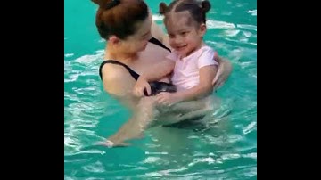 Lisa Leon đi bơi với ba Kim Lý mẹ Hồ Ngọc Hà cùng anh Subeo như gia đình kiểu mẫu