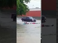 Nada los detiene sacaron el inflable y a navegar inundaciones por IVO en Los Mochis, Sinaloa