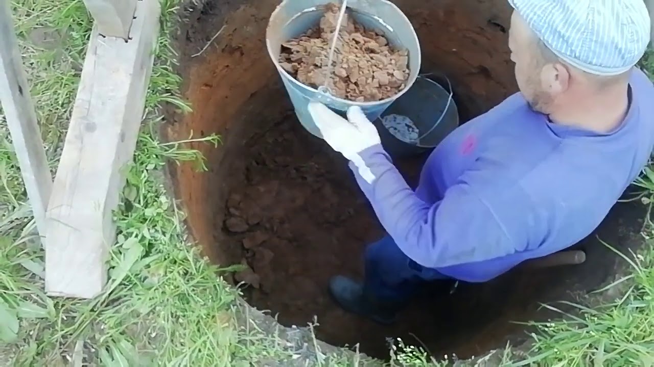 Копается ли земля. Фото мужчин возле колодца. Стоит ли копать глубже если нет воды.