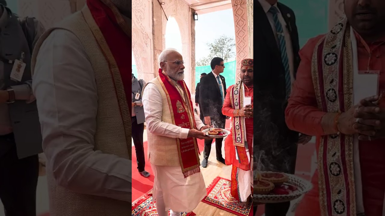 PM Modi offers prayers at Bageshwar Dham Sarkar in Madhya Pradesh| #shorts