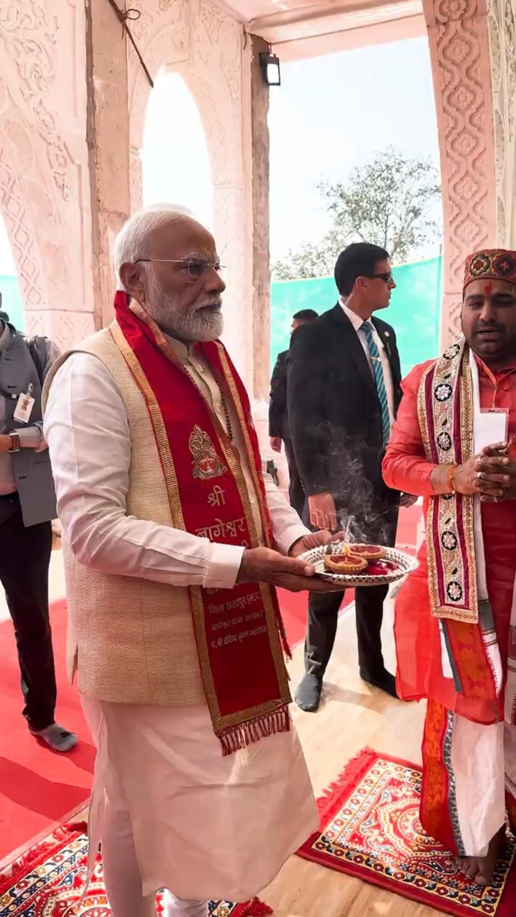 PM Modi offers prayers at Bageshwar Dham Sarkar in Madhya Pradesh| #shorts