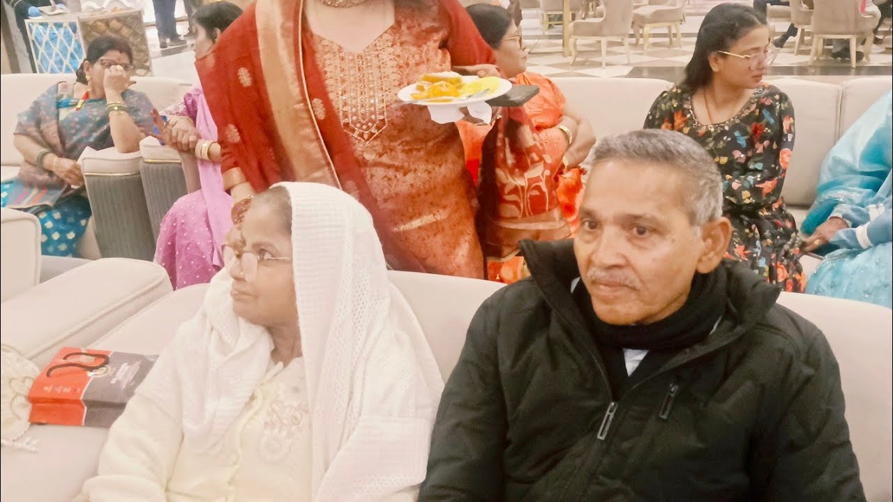 Barat vlog ! Haldi k bich me hi jana para ! Dulhan k liye Lae Tohfa ! Maa Papa ki ho Gai Ladai 😂.