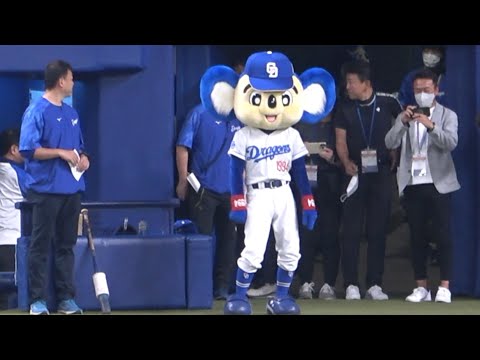 暇そうにしている姿からも目が離せないドアラ (2023/05/17)