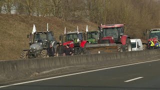 Des agriculteurs bloquent toujours l'A16 au niveau de Beauvais | AFP Images