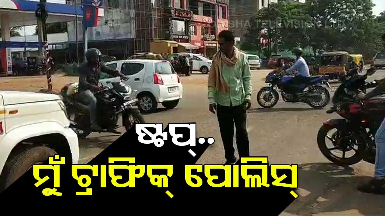 Drunk man creates ruckus on Bhubaneswar streets - YouTube