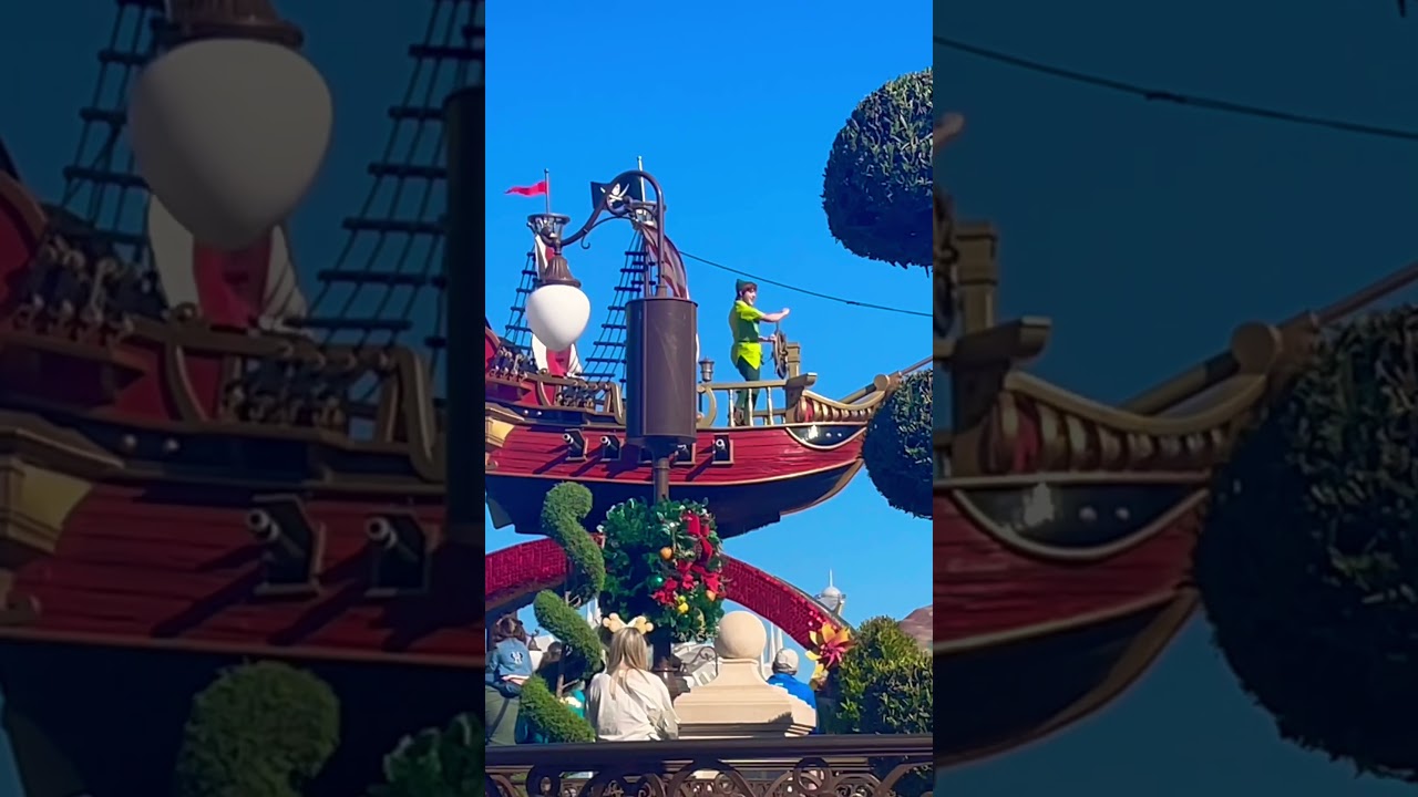 Head over to sit on the hub grass for an amazing view of the parade floats and castle ! 🏰