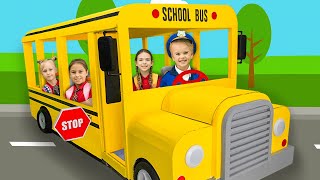 يركب كريس حافلة مدرسية ويساعد أصدقاءه في الوصول إلى المدرسة