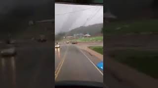 Motorista na estrada depois do tornado no Município catarinense de Tangará - SC -- 14/08/2020