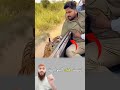 لحظة مرعبة نمر يهاجم سيارة سفاري ويحاول سحب أحد الركاب 