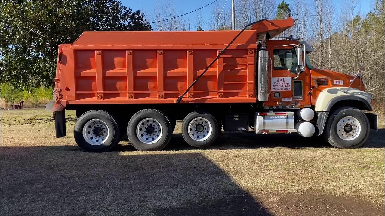 Spreading gravel with Dumptruck tailgate. With (audio) YouTube