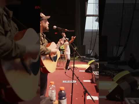 ‘Hallelujah’ sung by 7000+ strangers in Toronto